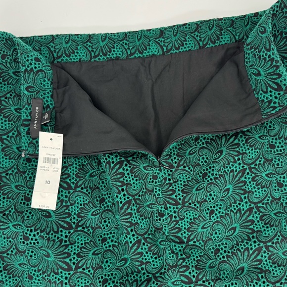 Ann Taylor NWT Fully Lined Lace Pencil Skirt | Size 10 | Green and Black - Picture 6 of 9